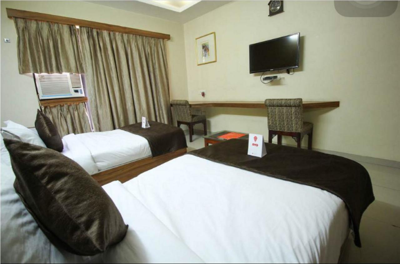 Hotel Executive スーラト エクステリア 写真